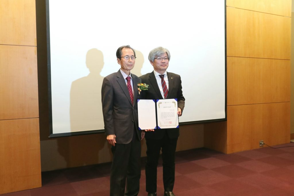 코스메카코리아 조현대 메이크업 제품연구소장이 제 2회 한국세라믹산업 발전을 위한 산학연 심포지엄에서 2016년 6대 세라믹 기술상을 받았다. 