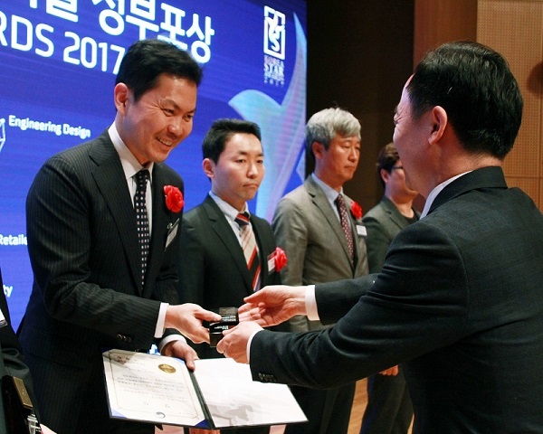 윤상현 한국콜마 대표가 미래패키징 신기술 정부포상에서 산업부장관상을 수상하고 있다. 
