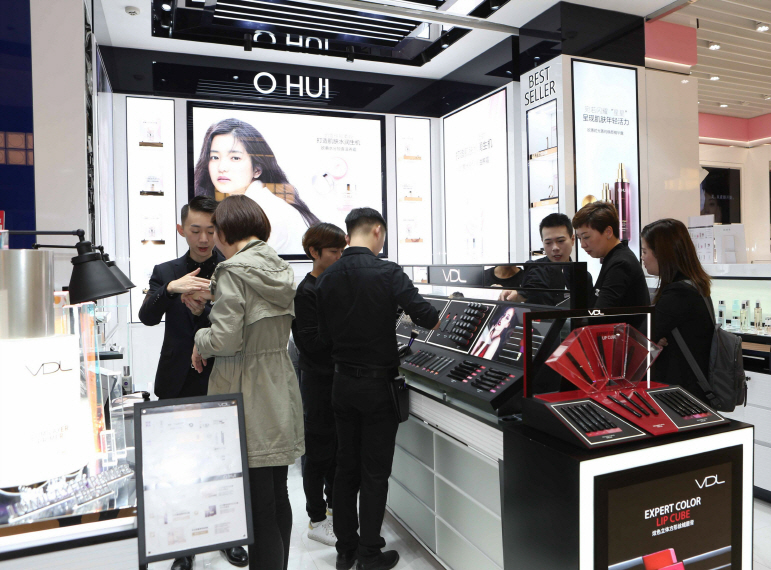 LG생활건강은 22일 중국 항저우 우린인타이 백화점에 '오휘·VDL' 중국 첫번째 매장을 오픈했다.