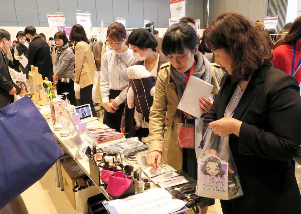 28일 도쿄 라쿠텐 본사에서 일본 파워블로거 150명을 초청해 ‘한국상품 소개전’을 벌이고 있다.