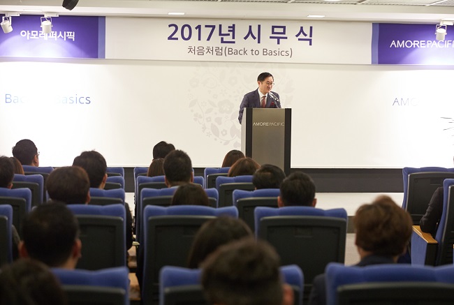 (주)아모레퍼시픽은 오늘(2일) 시무식을 열고 올해 경영방침을 ‘처음처럼(Back To Basics)’으로 선포하면서 국내·외 경영환경 변화에 적극 대응하고 원대한 기업으로의 비전 달성을 위한 도전을 이어갈 것을 다짐했다.