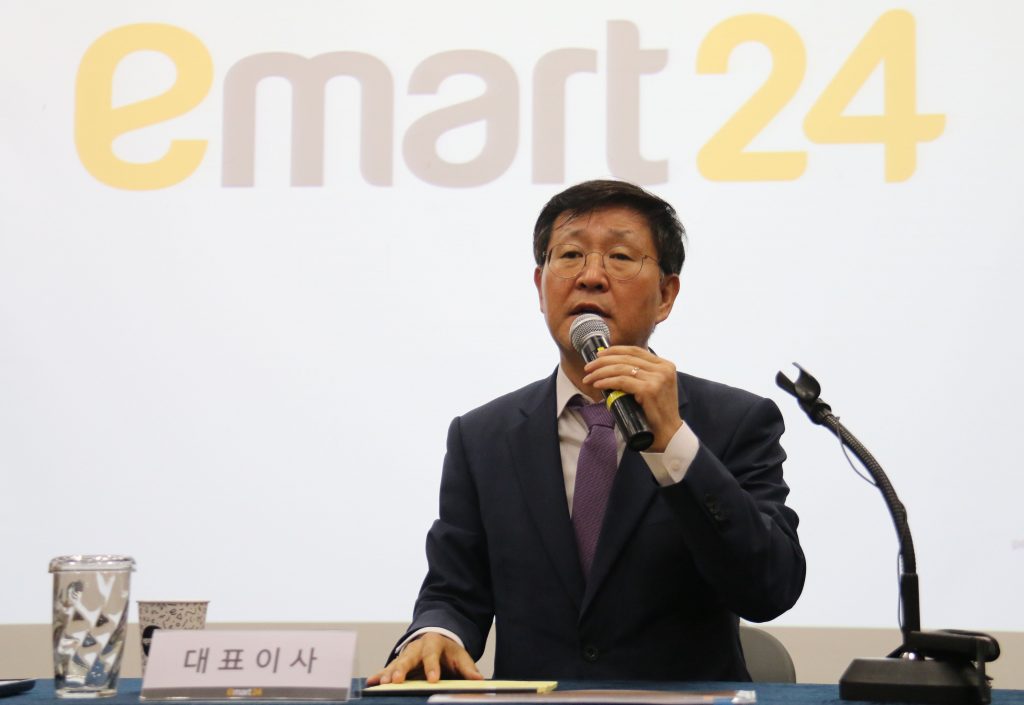 서울 삼성동 코엑스 3층 컨퍼런스센터에서 신세계그룹 이마트위드미 기자간담회가 열린 가운데 김성영 이마트위드미 대표이사가 'emart24' 리브랜딩 등 편의점 사업 핵심사업 육성방안을 발표하고 있다.
